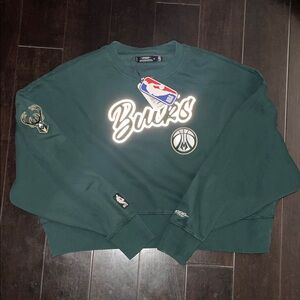 New Pro Standard Women’s Milwaukee Bucks Crewneck with Embellished logo. Size M